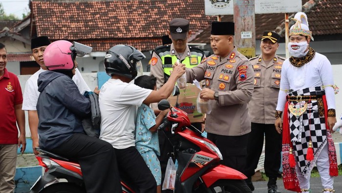 Polres Wonogiri menggelar pembagian takjil gratis bagi sejumah pengendara yang melintas di depan mako Satlantas Polres Wonogiri, Jumat (7/3/2025). Pembagian takjil gratis ini dipimpin langsung oleh Kapolres Wonogiri AKBP Jarot Sungkowo, S.H., S.I.K.