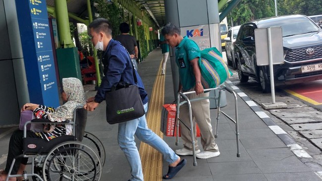 Kisah Porter: Rindu Kampung Halaman Harus Ditahan demi Cuan Lebaran