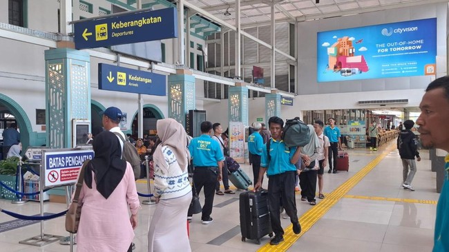 Kisah Porter: Rindu Kampung Halaman Harus Ditahan demi Cuan Lebaran