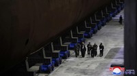 Kim Jong Un menekankan pentingnya memperkuat kekuatan angkatan laut saat ia mengunjungi galangan kapal utama tersebut.  