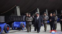 Media pemerintah Korea Utara melaporkan pada hari Sabtu (8/3), Pemimpin Korea Utara Kim Jong Un memeriksa proyek pembangunan kapal angkatan laut dan kapal selam nuklir.