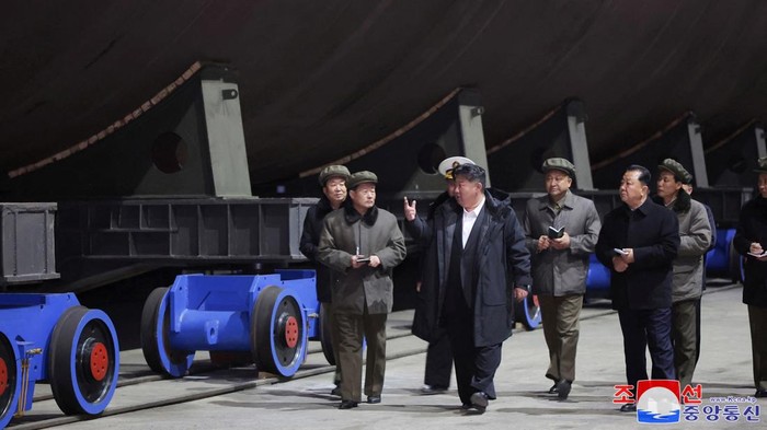 Potret Kim Jong Un Saat Mengecek Proyek Kapal Selam Nuklir North Korea's leader Kim Jong Un visits a shipyard, in this photo released by North Korea's official Korean Central News Agency on March 8, 2025. KCNA via REUTERS ATTENTION EDITORS - THIS IMAGE WAS PROVIDED BY A THIRD PARTY. REUTERS IS UNABLE TO INDEPENDENTLY VERIFY THIS IMAGE. NO THIRD PARTY SALES. SOUTH KOREA OUT. NO COMMERCIAL OR EDITORIAL SALES IN SOUTH KOREA.