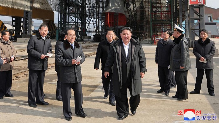 Potret Kim Jong Un Saat Mengecek Proyek Kapal Selam Nuklir North Korea's leader Kim Jong Un visits a shipyard, in this photo released by North Korea's official Korean Central News Agency on March 8, 2025. KCNA via REUTERS ATTENTION EDITORS - THIS IMAGE WAS PROVIDED BY A THIRD PARTY. REUTERS IS UNABLE TO INDEPENDENTLY VERIFY THIS IMAGE. NO THIRD PARTY SALES. SOUTH KOREA OUT. NO COMMERCIAL OR EDITORIAL SALES IN SOUTH KOREA.