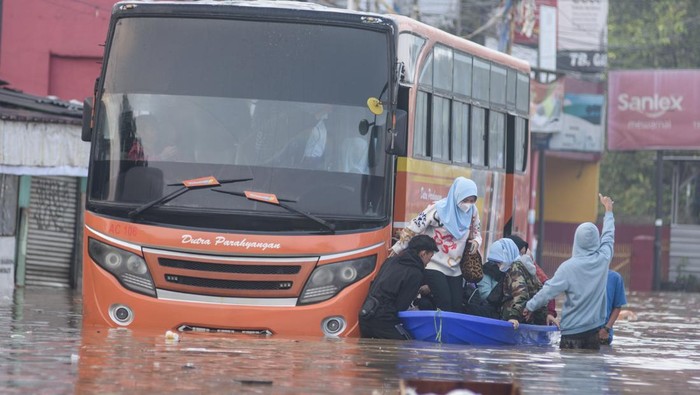 Potret Pekerja di Dayeuhkolot Naik Ojek Perahu Terobos Banjir Sejumlah pekerja turun dari bus dan beralih menggunakan jasa ojek perahu untuk melintasi banjir di ruas Jalan Raya Dayeuhkolot, Kabupaten Bandung, Jawa Barat, Sabtu (8/3/2025). Sebanyak 60 pekerja pabrik di kawasan tersebut terpaksa menggunakan jasa ojek perahu dengan membayar Rp5.000 hingga Rp10.000 per orang untuk melintas karena terdampak banjir luapan Sungai Citarum yang merendam jalan dan membuat sejumlah kendaraan mogok. ANTARA FOTO/Novrian Arbi/aww.