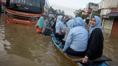 Potret Pekerja di Dayeuhkolot Naik Ojek Perahu Terobos Banjir
