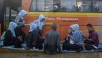 Potret Pekerja di Dayeuhkolot Naik Ojek Perahu Terobos Banjir