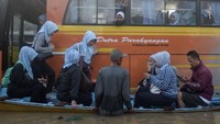 Sebanyak 60 pekerja pabrik di kawasan tersebut terpaksa menggunakan jasa ojek perahu dengan membayar Rp5.000 hingga Rp10.000 per orang untuk menerobos banjir. 