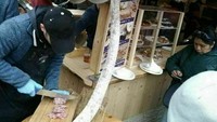 Restoran tradisional di Italia ini menarik perhatian, karena mereka memiliki selang berisi salami yang besar. Foto: Demilked/Site