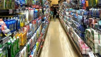 Tak disangka, di balik gedung pertunjukan kuno di Venice, Italia terdapat supermarket yang menjual makanan. Foto: Demilked/Site