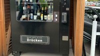 Di Austria, wine bisa ditemukan dengan mudah. Banyak wine dijual di vending machine. Foto: Demilked/Site