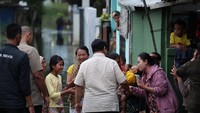 Pada kesempatan ini, Kepala Negara sekaligus mampir ke kediaman Pak Handan sekeluarga untuk berbincang sekaligus buka puasa bersama, kata Teddy.