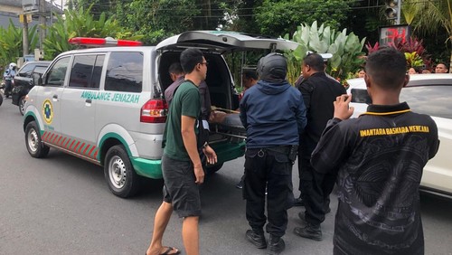 Proses evakuasi jenazah pria yang terlibat kecelakaan maut di depan Kantor DPRD Tabanan, Santu (8/3/2025).