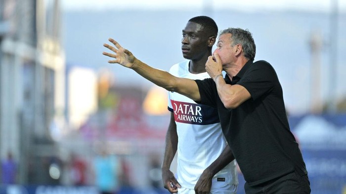 CLERMONT-FERRAND, FRANCE - SEPTEMBER 30: Randal Kolo Muani and coach Luis Enrique of PSG during the Ligue 1 Uber Eats match between Clermont Foot 63 and Paris Saint-Germain at Stade Gabriel Montpied on September 30, 2023 in Clermont-Ferrand, France. (Photo by Lionel Hahn/Getty Images)