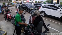 Biasanya SPBU ini ramai pada pagi dan sore hari. 
