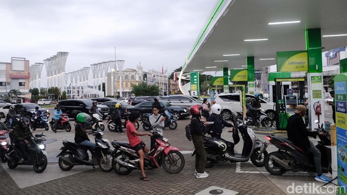Ramai Pengunjung, SPBU Swasta Semakin Dilirik Sejumlah kendaraan bermotor mengantre untuk mengisi Bahan Bakar Minyak (BBM) di SPBU swasta di kawasan Tangerang, Sabtu (8/3/2025). Sejak tiga pekan terakhir, SPBU BP AKR ini selalu dipenuhi oleh para pengendara bermotor untuk mengisi kendaraan mereka.