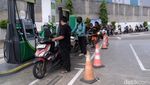 Antrean Panjang Isi Bensin di SPBU Swasta