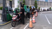 Sejak tiga pekan terakhir, SPBU BP AKR ini selalu dipenuhi oleh para pengendara bermotor untuk mengisi kendaraan mereka. 