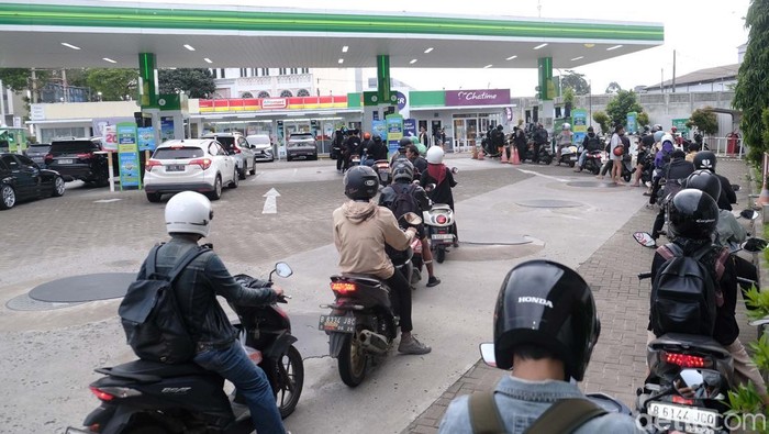 Sejumlah kendaraan bermotor mengantre untuk mengisi Bahan Bakar Minyak (BBM) di SPBU swasta di kawasan Tangerang, Sabtu (8/3/2025). Sejak tiga pekan terakhir, SPBU BP AKR ini selalu dipenuhi oleh para pengendara bermotor untuk mengisi kendaraan mereka.