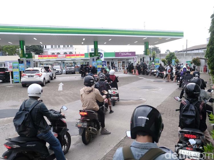 Antrean Panjang Isi Bensin di SPBU Swasta