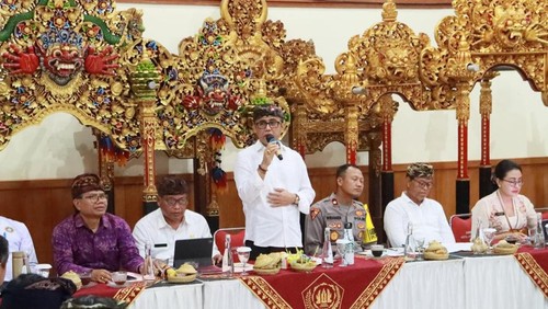 Wali Kota Denpasar IGN Jaya Negara (berdiri) dalam rapat pengamanan Nyepi di kantor Disbud Kota Denpasar.