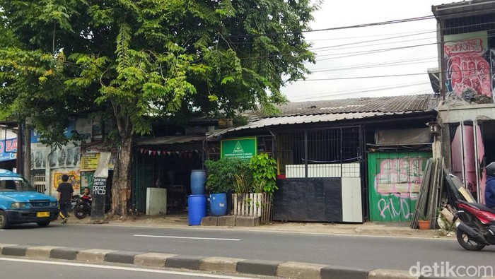 Rumah Pak RT di Pekayon, Pasar Rebo, Jakarta Timur diserang hingga dilempari batu pelaku balap liar.