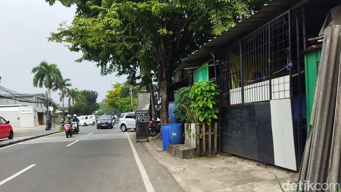 Rumah Pak RT di Pekayon, Pasar Rebo, Jakarta Timur diserang hingga dilempari batu pelaku balap liar.