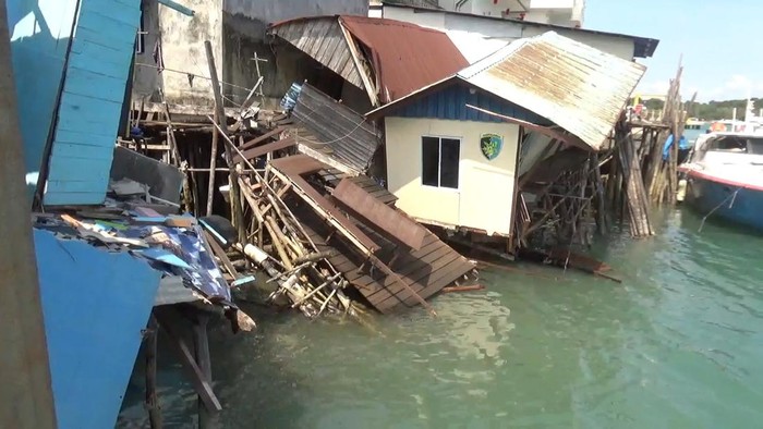 Rumah warga dan pos polisi rusak ditabrak Kapal Tangker di Batam (Foto: Istimewa)