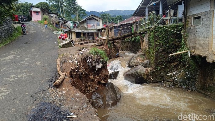 Sejumlah warga di Kampung Cisarua, Bogor masih ada yang bertahan di rumahnya usai diterjang banjir beberapa hari lalu. Salah satu alasannya karena ada bayi. (Rizky AM/detikcom)
