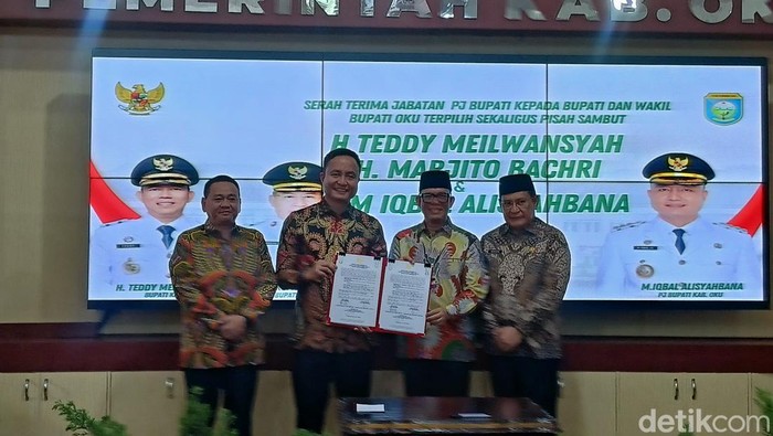 Serah terima jabatan dari Pj Bupati OKU M Iqbal Alisyahbana kepada Bupati Teddy Meilwansyah dan Wakil Bupati Marjito Bachri
