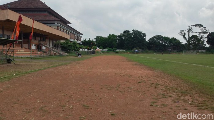 Lintasan atletik di Stadion Debes, Tabanan, yang butuh perbaikan untuk Porprov 2025.