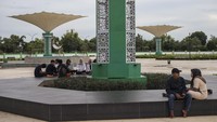 Warga mengunjungi kompleks Masjid Agung Banten di Kota Serang, Banten, Jumat (7/3/2025).
