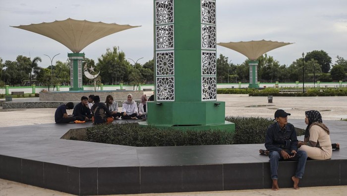 Suasana Ngabuburit di Kawasan Banten Lama Warga mengunjungi kompleks Masjid Agung Banten di Kota Serang, Banten, Jumat (7/3/2025). Kawasan Banten Lama yang terdapat banyak situs bersejarah peninggalan Kesultanan Banten seperti Keraton Surosowan, Masjid Agung Banten, dan Benteng Speelwijk tersebut merupakan objek wisata religi yang menjadi tempat favorit bagi warga untuk menunggu waktu berbuka puasa. ANTARA FOTO/Angga Budhiyanto/rwa.