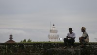 Objek wisata religi tersebut menjadi tempat favorit bagi warga untuk menunggu waktu berbuka puasa.  