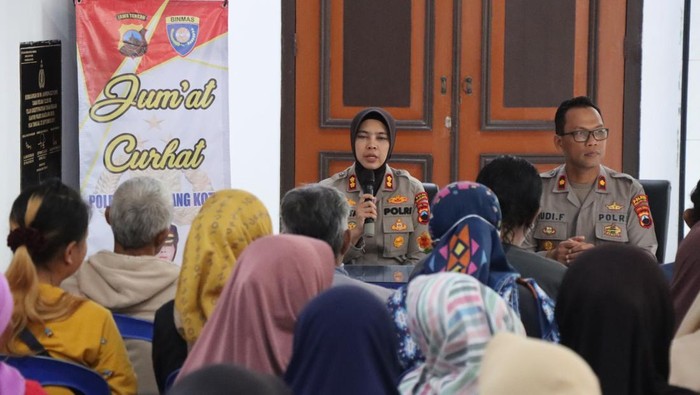 Suasana saat Jumat Curhat yang berlangsung di depan Museum Mosvia, Jalan Alun-alun Selatan, Kota Magelang, Jumat (7/3/2025).
