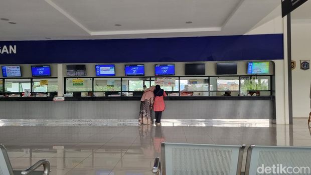 Suasana Terminal Kampung Rambutan memang masih sepi jelang tiga pekan hari raya Idulfitri 1446 H. Namun sudah ada warga yang mudik ke kampung halaman hari ini. (Taufiq S/detikcom)