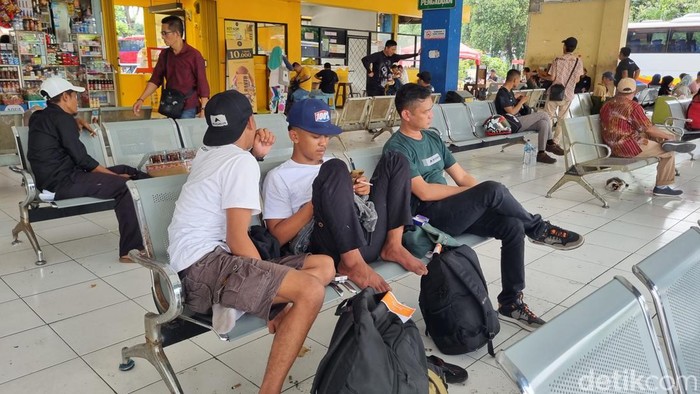 Suasana Terminal Kampung Rambutan memang masih sepi jelang tiga pekan hari raya Idulfitri 1446 H. Namun sudah ada warga yang mudik ke kampung halaman hari ini. (Taufiq S/detikcom)