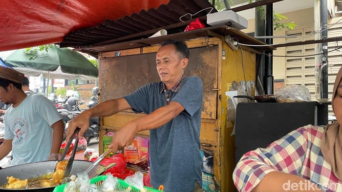 Supir Banting Setir Jual Gorengan saat Ramadan, Raup Rp 5 Juta/Hari