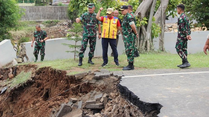 TNI Angkatan Darat membangun jembatan sementara di wilayah Kemang Pratama yang ambles akibat diterjang banjir. TNI AD menerjunkan satuan Zeni Kodam Jaya serta satuan territorial membangun jembatan sementara di Kemang Pratama.