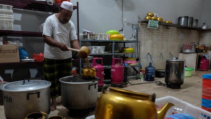 Tradisi Ramadan Keturunan Arab di Solo Petugas membagikan teh racikan dan kopi rempah khas Arab untuk pelengkap menu berbuka puasa warga di halaman Masjid Jami Assegaf, Solo, Jawa Tengah, Jumat (7/3/2025). Setiap hari, sebanyak 1.000-an porsi kopi rempah khas Arab dan teh racikan dibagikan pengurus masjid setempat kepada warga sebagai upaya melestarikan tradisi komunitas warga keturunan Arab di kawasan Pasar Kliwon, Solo selama bulan suci Ramadhan. ANTARAFOTO/Maulana Surya/rwa.