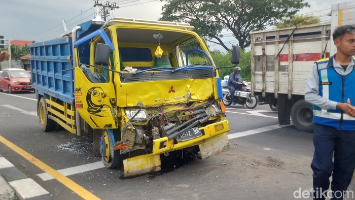 Truk yang mengalami kecelakaan di simpang exit tol Kuncen, Klaten, Sabtu (8/3/2025).