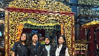 Di dalam rumah limas anjungan.