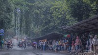 Pengunjung berteduh saat hujan deras mengguyur Ragunan.
