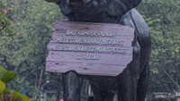 Pengunjung berteduh saat hujan deras mengguyur Ragunan.