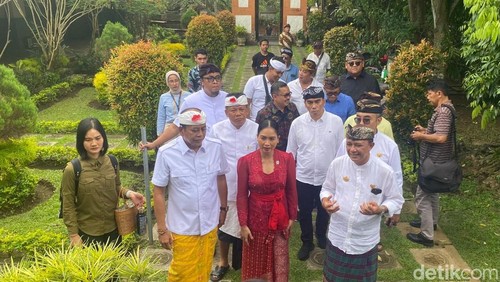 Wamenpar RI Ni Luh Puspa saat berkunjung ke Puri Agung Karangasem, Sabtu (8/3/2025).