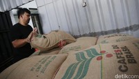 Di tengah hiruk-pikuk kota Bekasi, sebuah usaha rumahan bernama Mulih.id mulai mencuri perhatian pecinta kopi. Berawal dari sebuah impian untuk mengangkat kualitas kopi Indonesia, Mulih.id kini tak hanya melayani pasar lokal Jabodetabek, tetapi juga telah merambah ke pasar internasional.