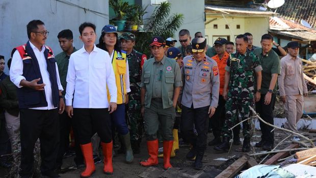 Wapres Gibran Rakabuming Raka didampingi Kepala BNPB Letjen TNI Suharyanto meninjau dampak banjir di Kabupaten Sukabumi, Jawa Barat. (dok BNPB)