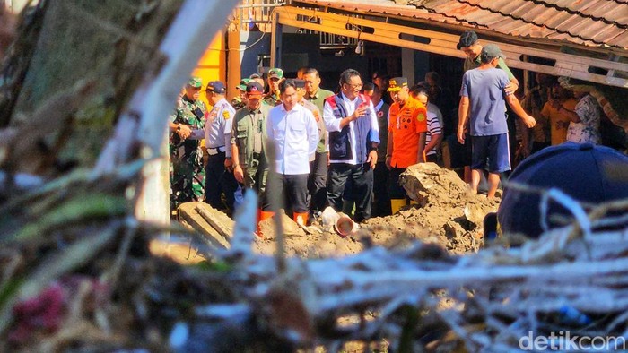 Wapres Gibran Rakabuming Raka saat meninjau lokasi bencana di Palabuhanratu, Sukabumi