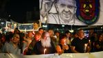 Warga Argentina Gelar Doa dan Pawai Lilin untuk Kesembuhan Paus Fransiskus