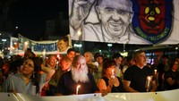 Ribuan orang berkumpul di Buenos Aires pada hari Jumat (7/3) untuk berpawai dengan lilin sebagai bentuk dukungan kepada Paus Fransiskus, yang masih dalam kondisi yang lemah namun stabil saat berjuang melawan pneumonia.