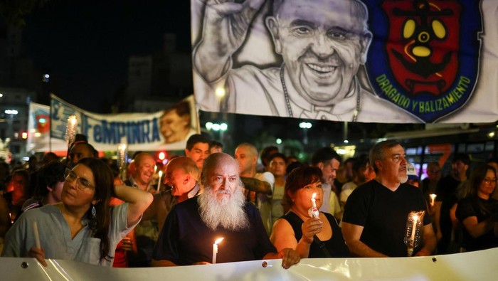 People light candles for Pope Francis' health during a march in Buenos Aires, Argentina March 7, 2025. REUTERS/Agustin Marcarian
